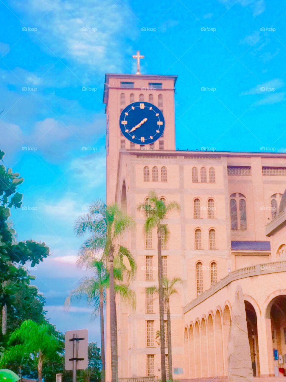 🙏🏻Correndo e Meditando na #Senhora #Aparecida. 
Neste clique, num dia na casa da #Mãe #Maria, registrando a beleza de uma das torres do #Santuário.
⛪
#Fé #Santidade #Catolicismo #Jesus #Cristo #MãeDeDeus #NossaSenhora #PorUmMundoDePaz #Peace