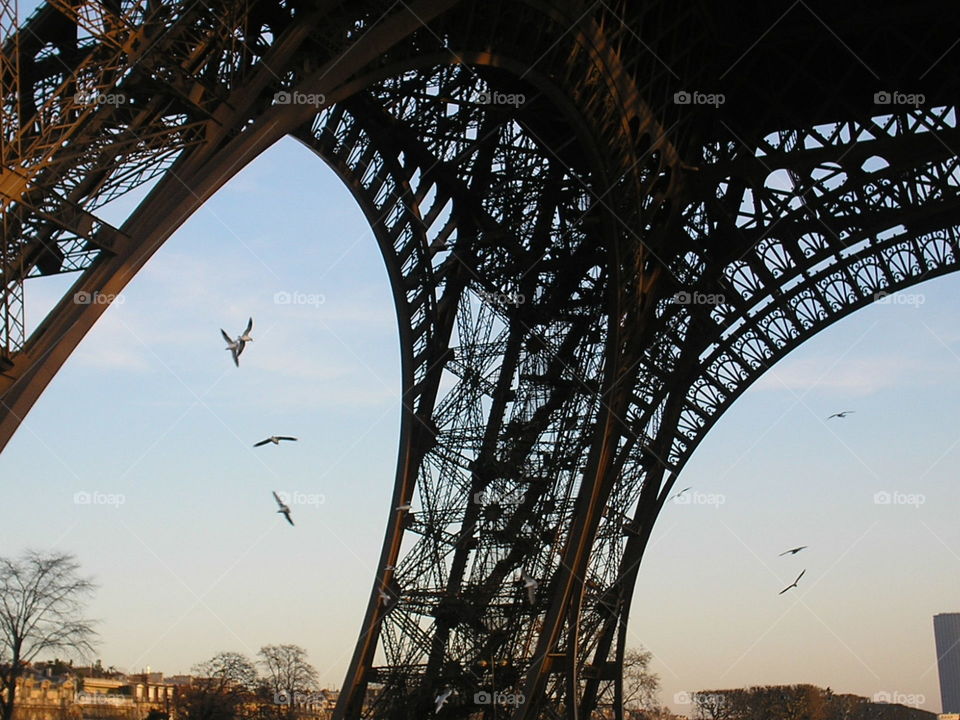 aos pés da torre eiffel
