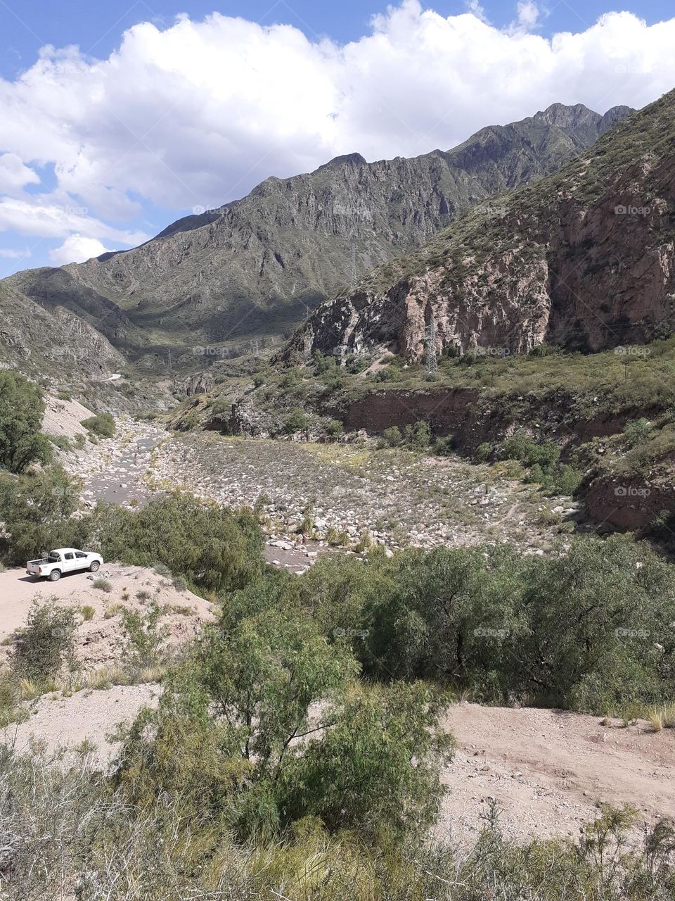 el río Mendoza entre montañas