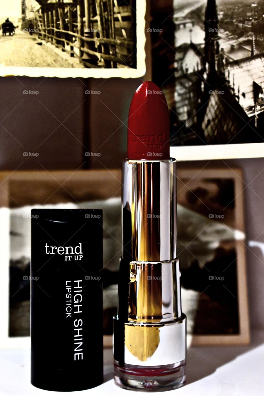 Red lipstick from TrendItUp. In the background are some nice black and white pictures.