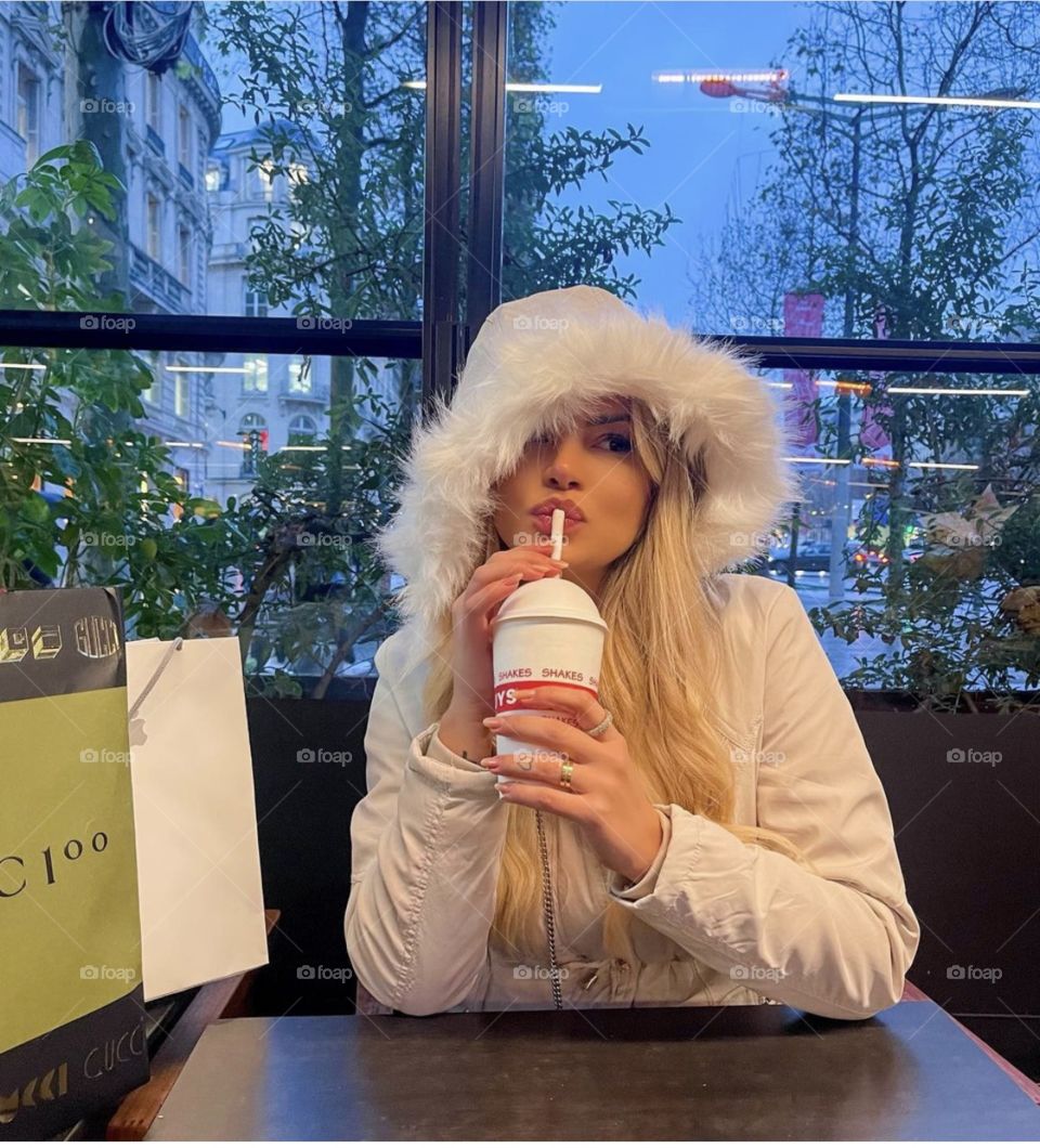 Tomando um milk shake, mesmo no frio grande🥰