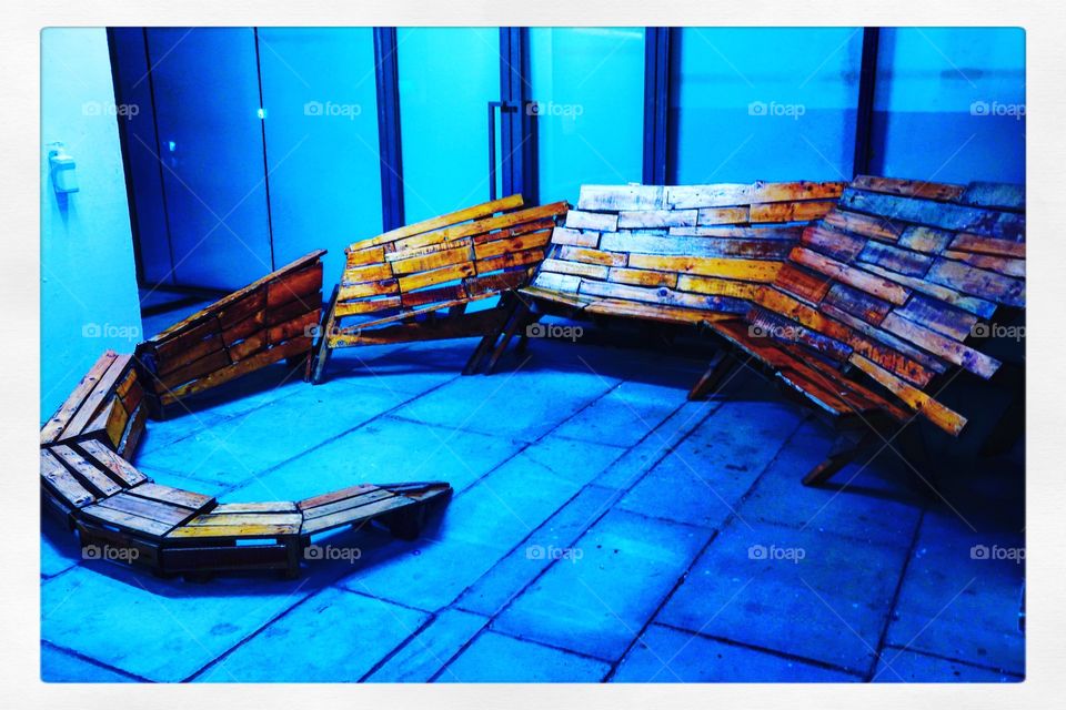 #排排坐 #roundthechair #art #deisgn #chairs #jccac #jccac賽馬會創意藝術中心 #jccac手作市集 #blue #midnightmemories #nightwalk #creative #creation #2018 #sony6500 #wood #seats #allyoucansit #kln #hk