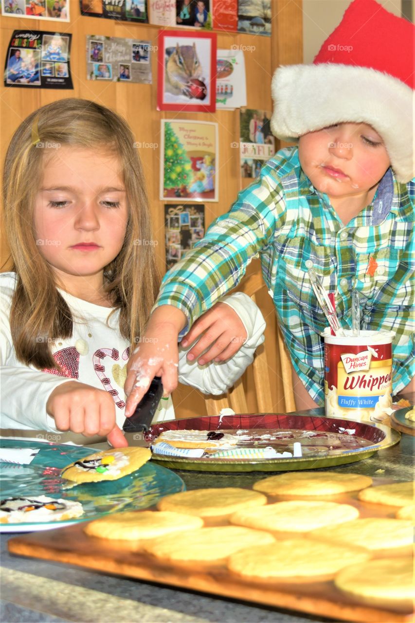 kids decorating cookies