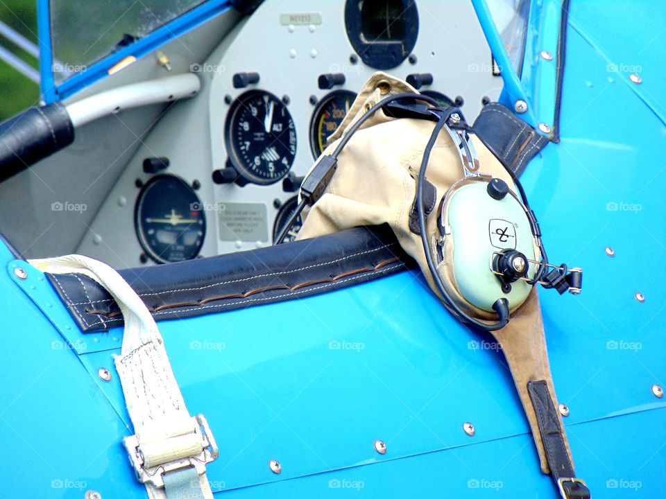 A sort of closeup of the cockpit and headgear of a  World War 2 airplane replica.