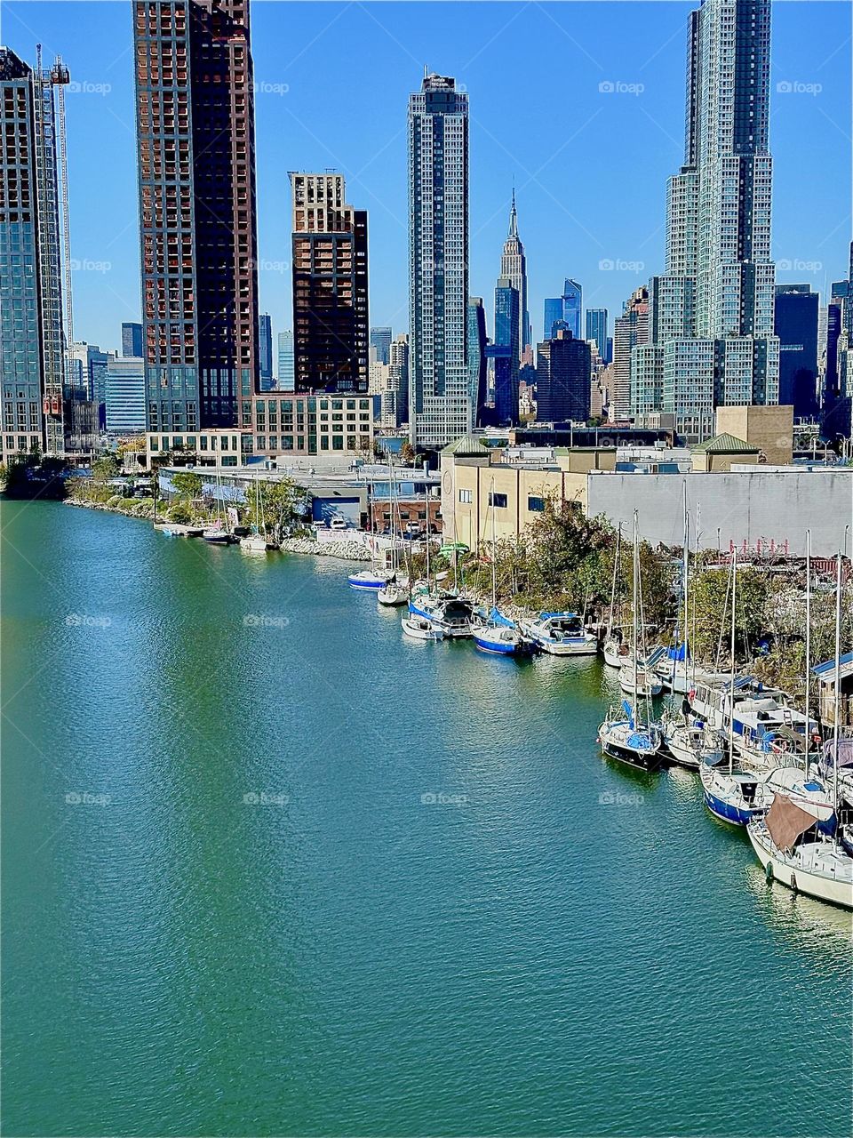 This is beautiful „Newtown Creek“ seen from the „Pulaski Bridge“ in LIC, Queens with all its picturesque boats of nearly every kind on a warm Indian summer day in early November 2023. Hypnotic Productions