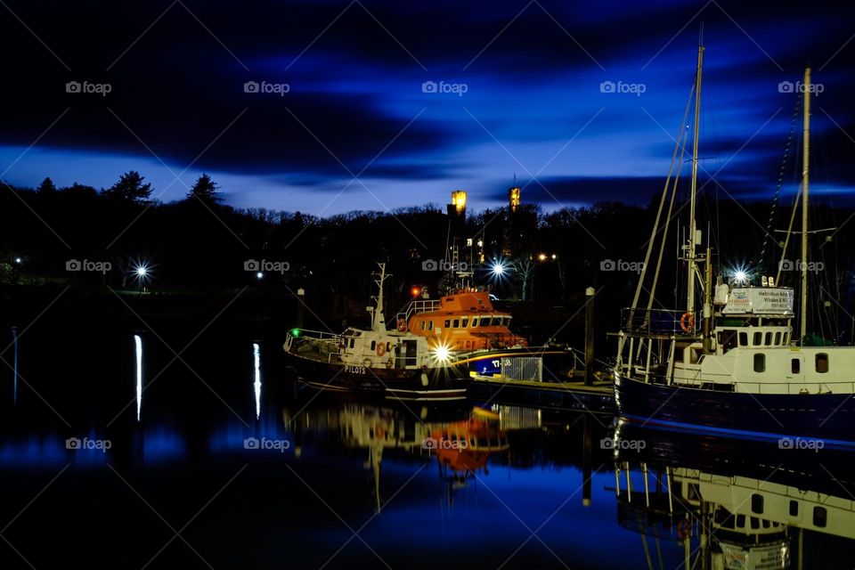 Boats docked at night, night photography, on the sea at night