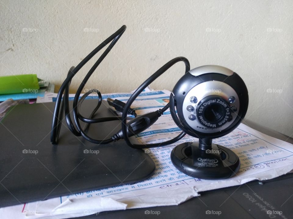 QHMPL PC CAMERA ON THE TABLE