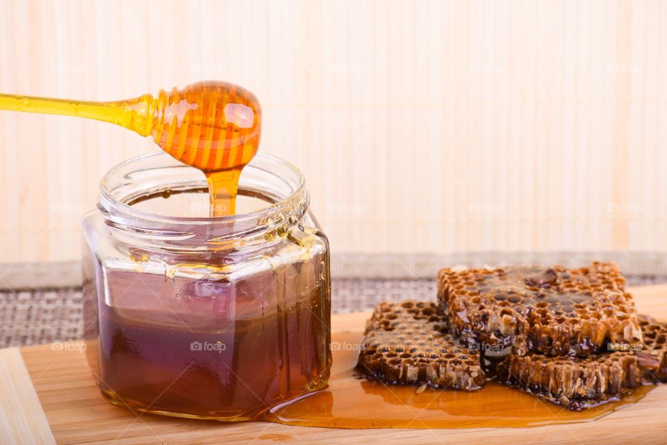 delicioso mel puro retirado direto do favo rico em vitaminas.