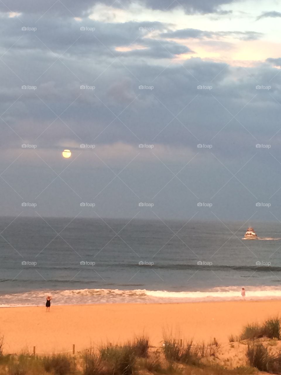 Seaside moonrise 