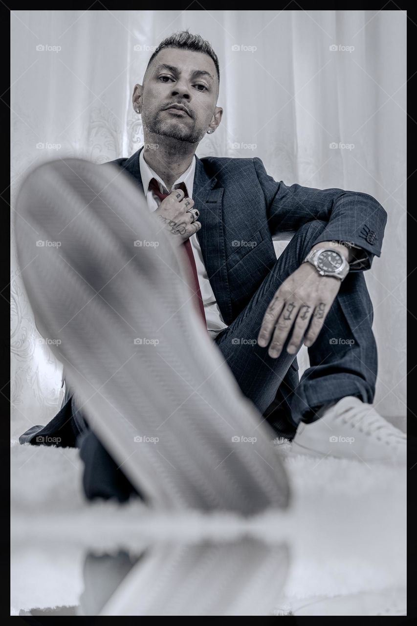 Rapper sentado com tatoo