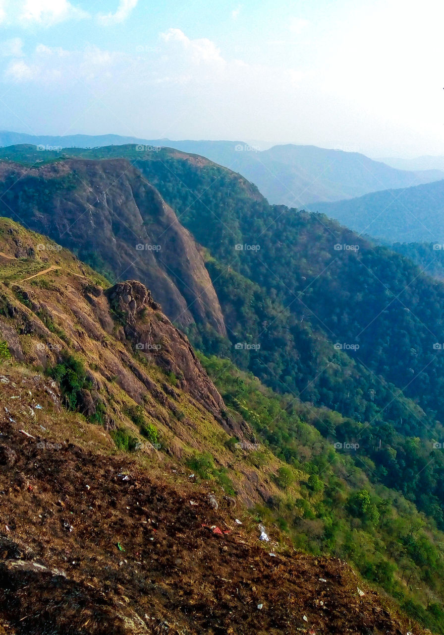 The Malayalam word parunth means eagle and para means rock. It is called Parunthumpara or "eagle rock" because of a large area around like an eagle.