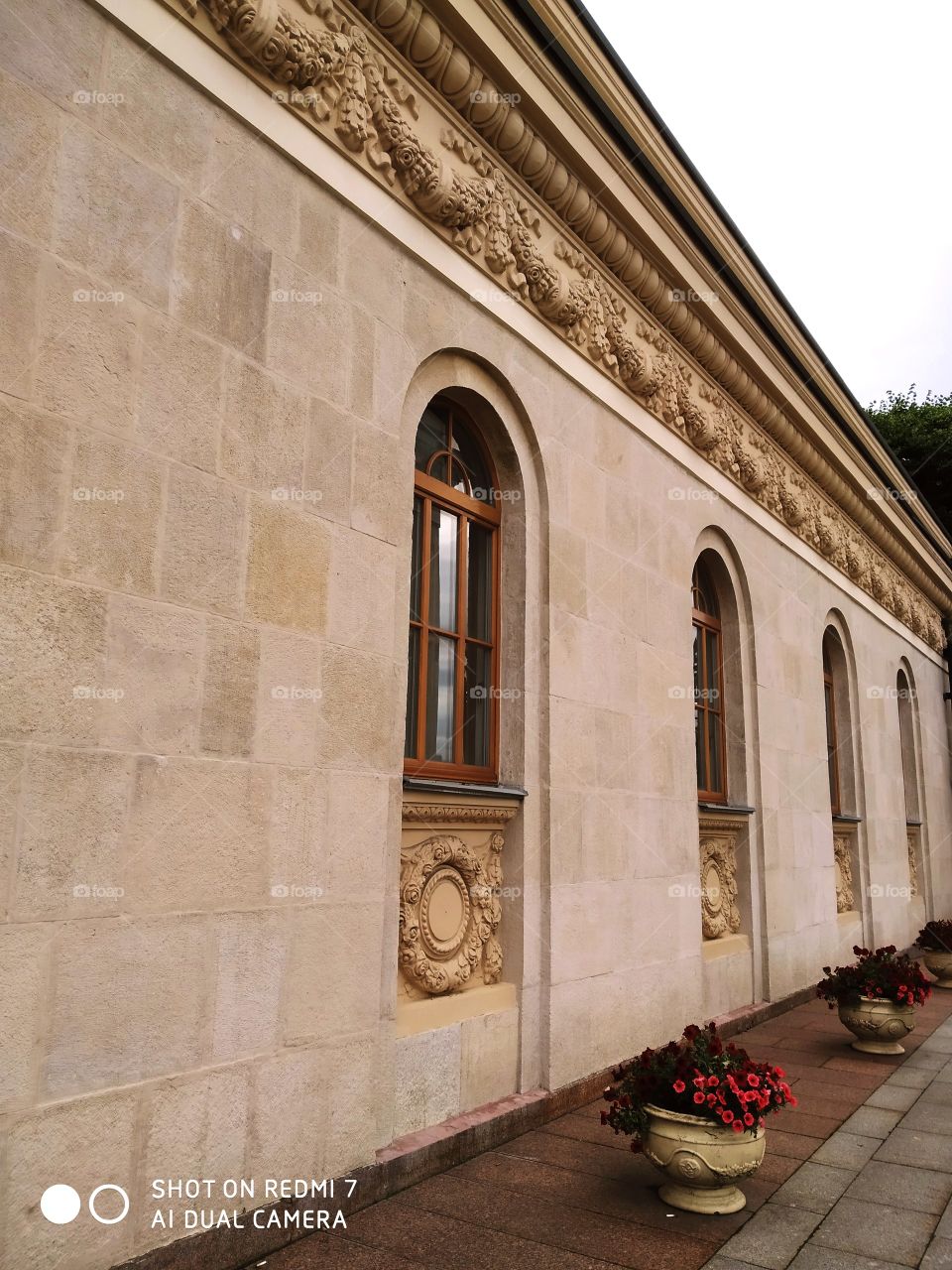 🏢🏬🏣🏚🏤🏫🏛🕍