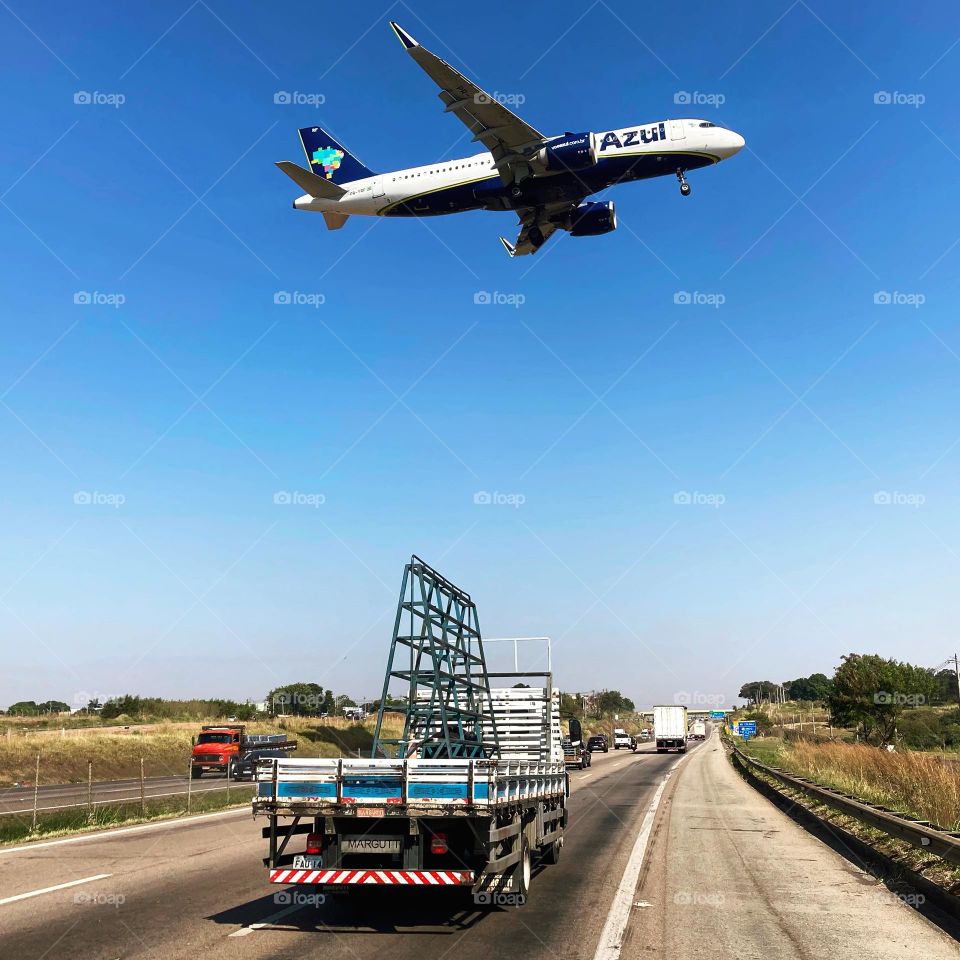 Parece que o movimento está grande aqui na Rodovia Santos Dumont, próximo ao Aeroporto de Viracopos.

Coincidiu… cliquei!
