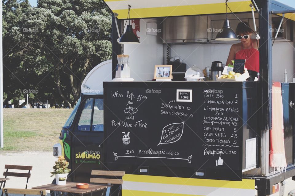 Small business selling fresh lemonade in porto 