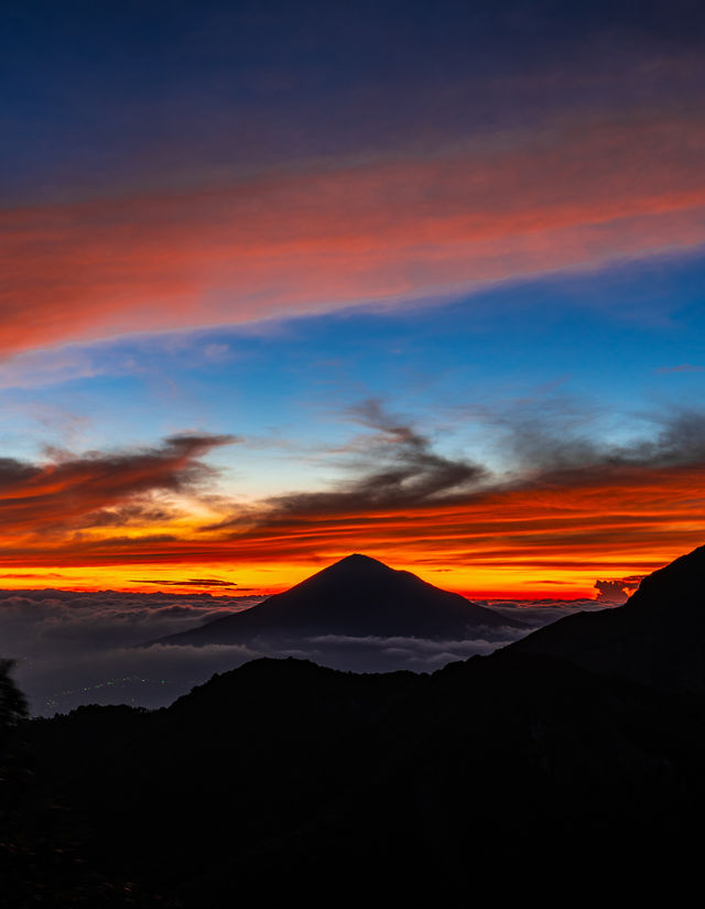 Orange in the sky, indicating that the morning sun will soon appear. The natural beauty of one of Indonesia's mountains