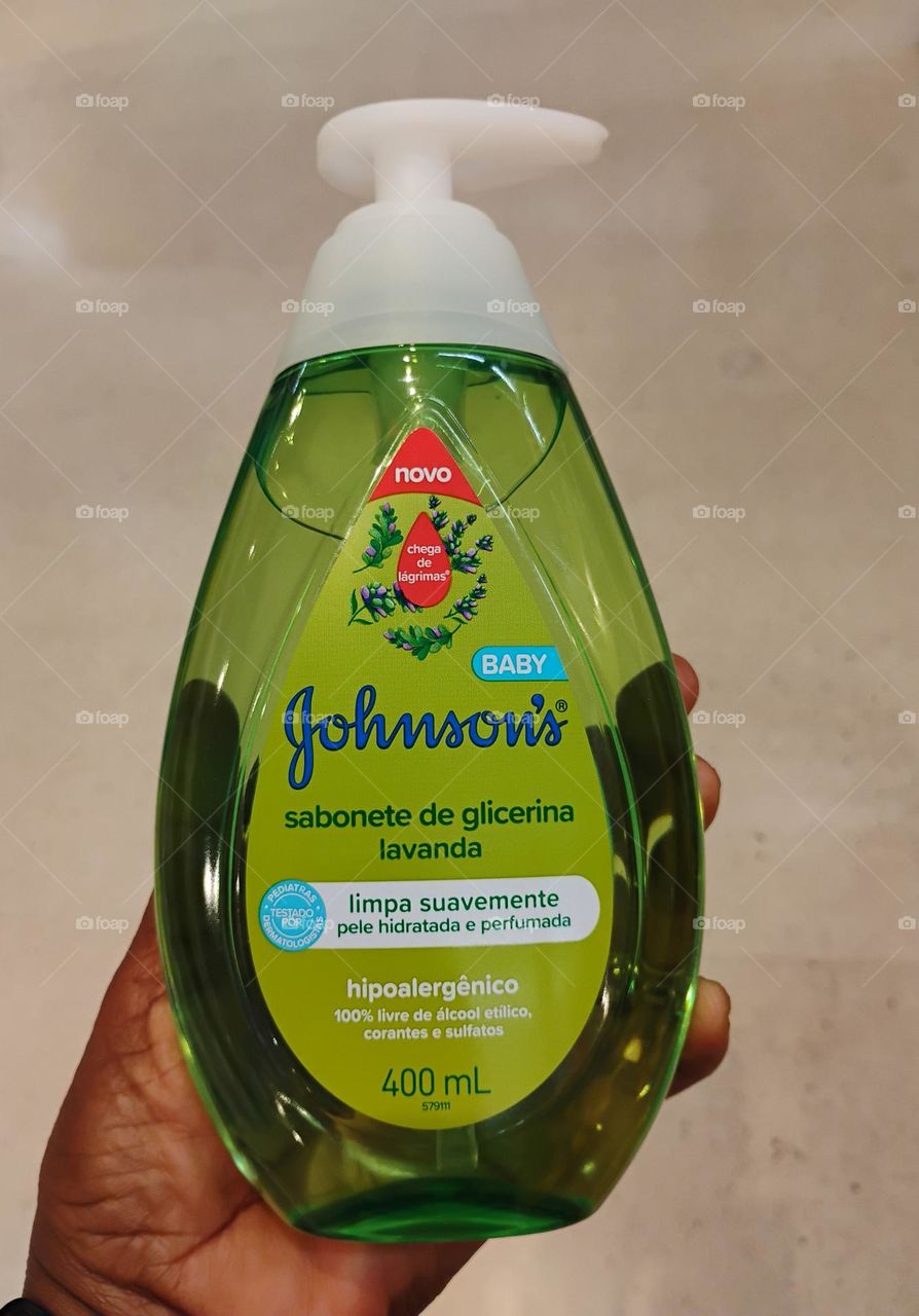 A hora do banho do bebê é um momento especial  de carinho entre pais e bebê e de  relaxamento para a criança. BABY JOHNSONS o sabonete de lavanda, desenvolvido para o 1° dia, traz o equilíbrio entre a suavidade da pele do bebê e a limpeza refrescante