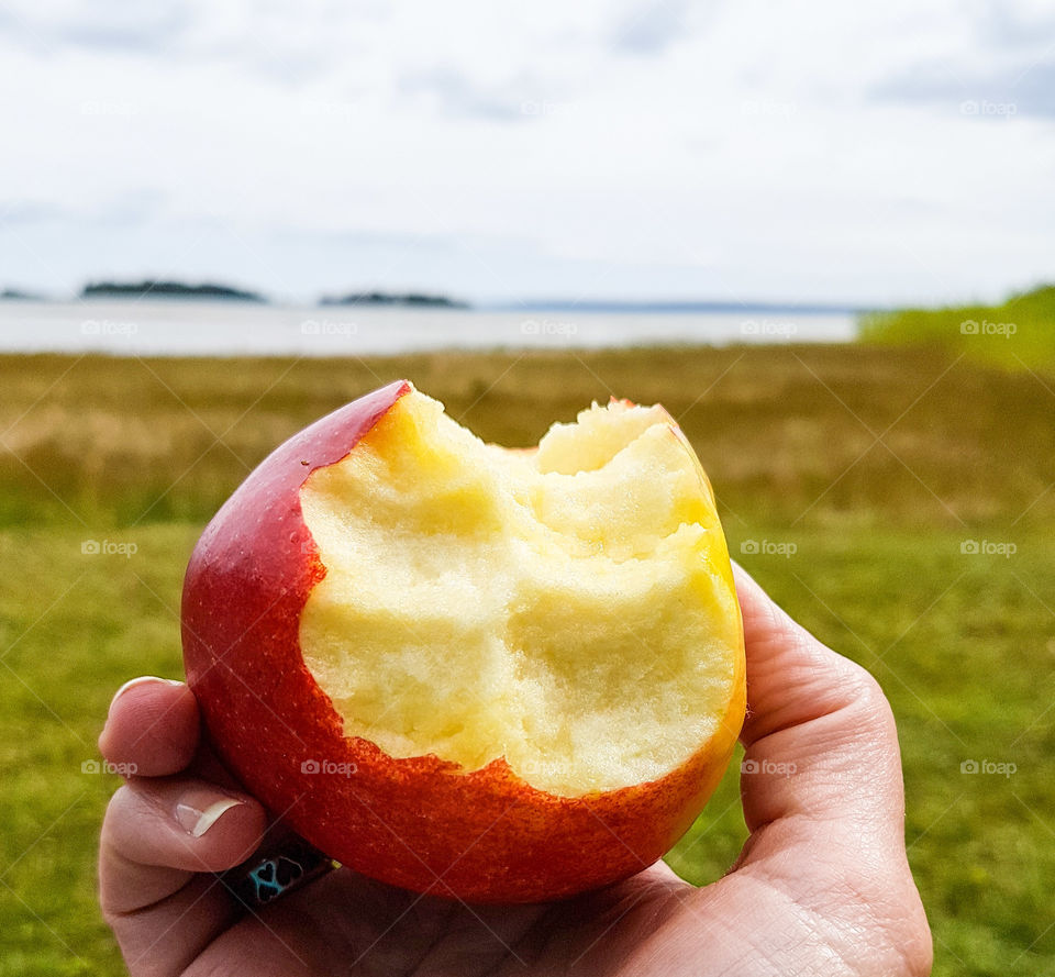 eating Apple