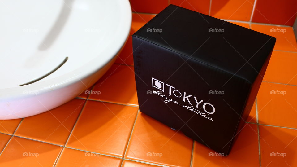 this is the packaging of the Japanese teapot they gave me for Christmas. The packaging is very accurate and gives a feeling of great professionalism and quality.