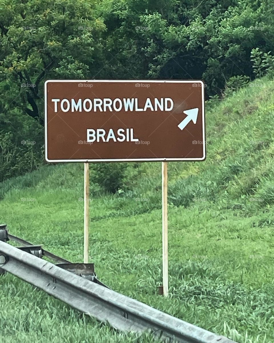 É pra quem gosta…

Eu não iria. Muita muvuca, e o som não é meu estilo.

Mas as placas do #Tomorrowland Brasil estão por todas as estradas da região!