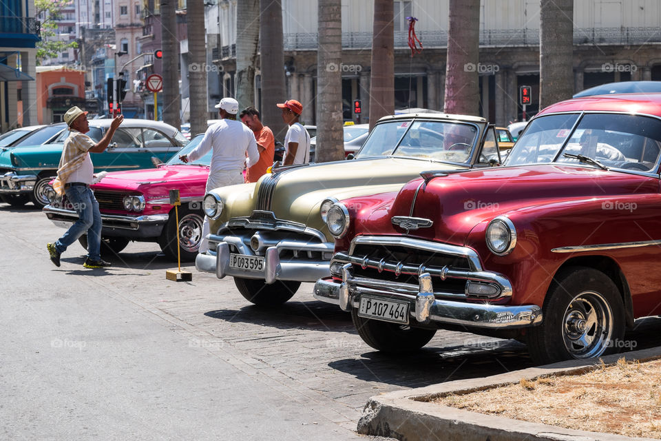 Old cars waiting to take you on a ride through the streets of Havanna (Habana)
