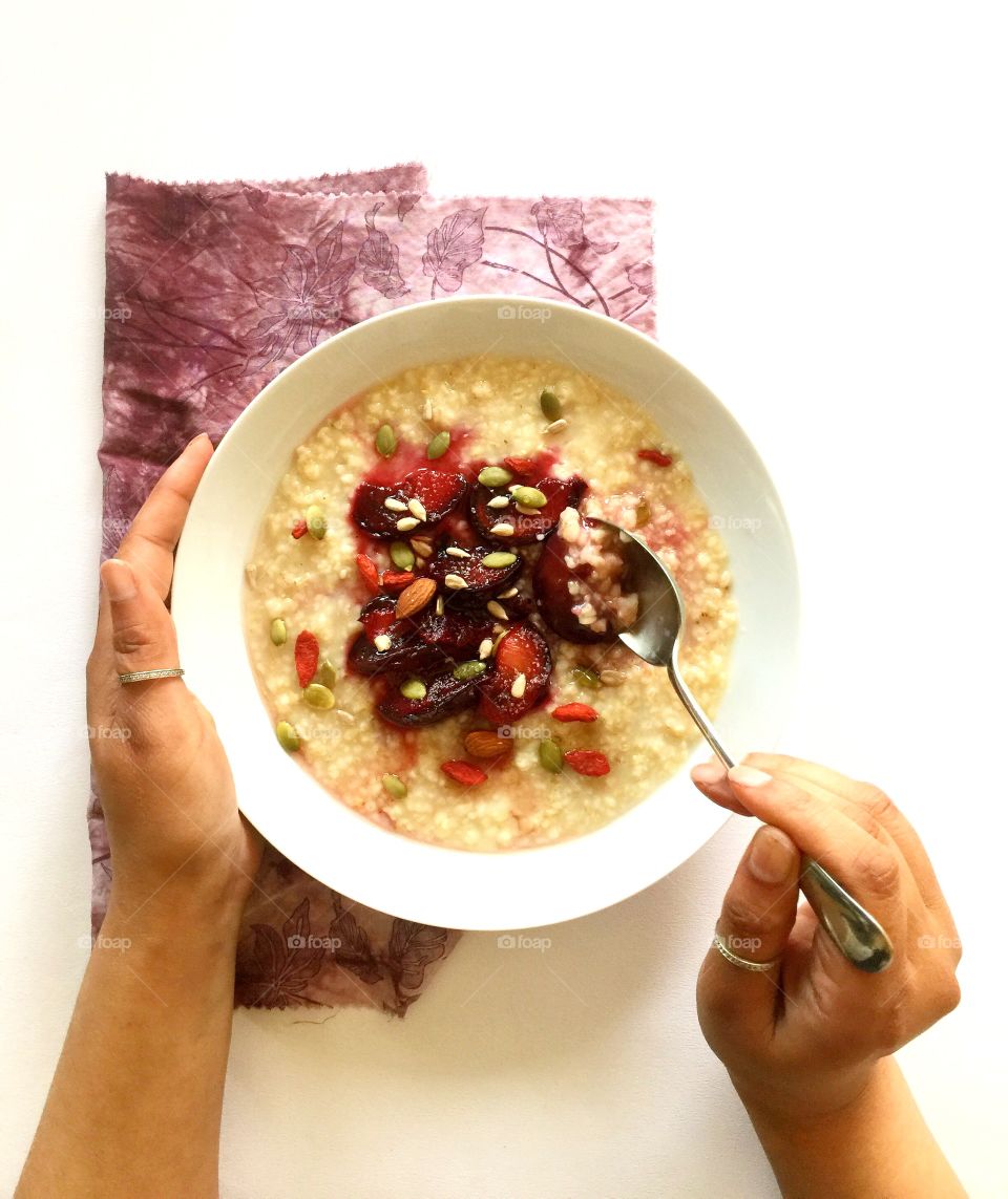 Porridge oats with stewed plums 