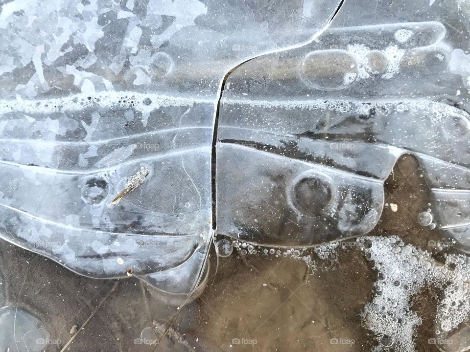 The fracture point in frozen water