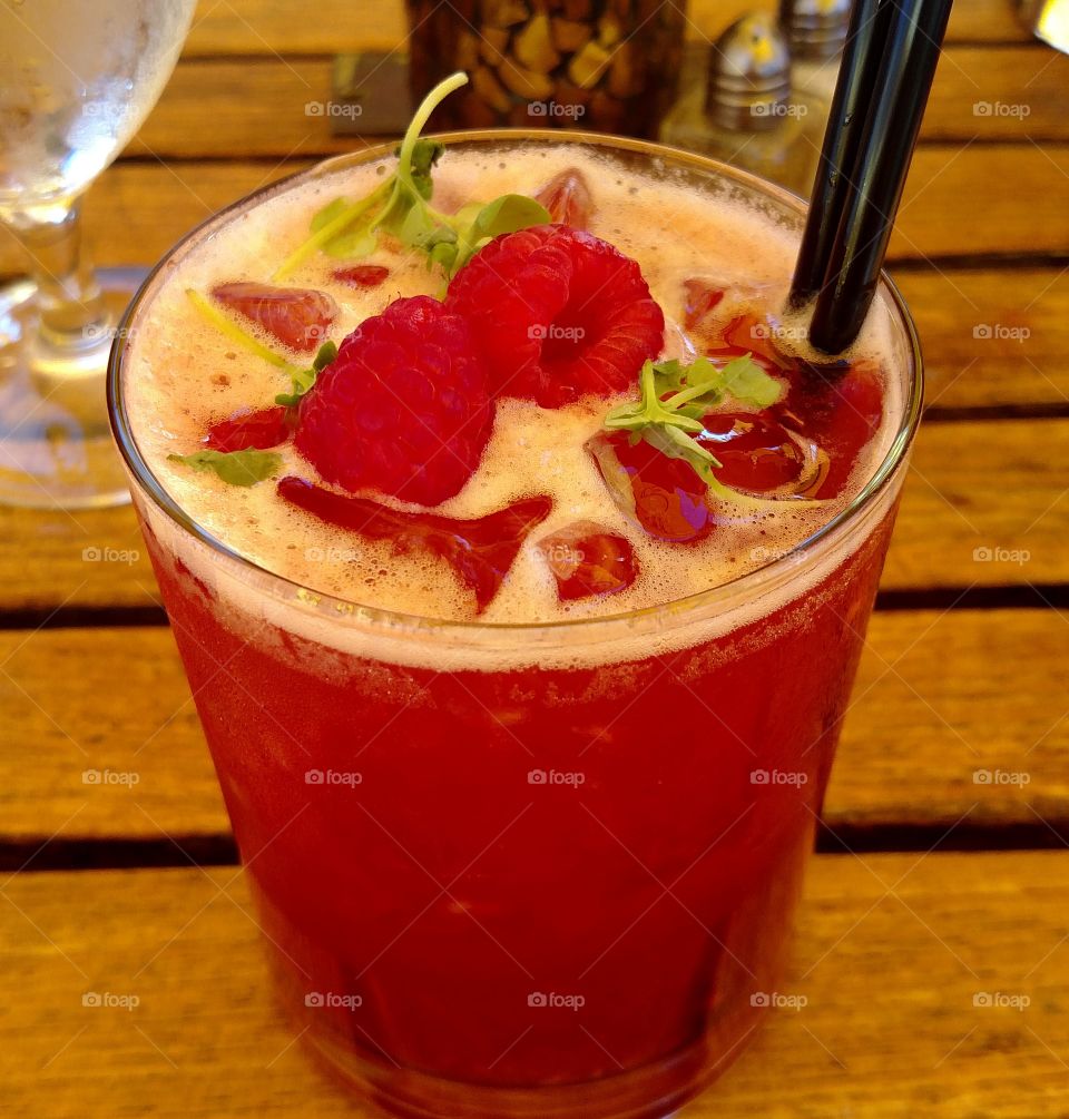 summer raspberry cocktail