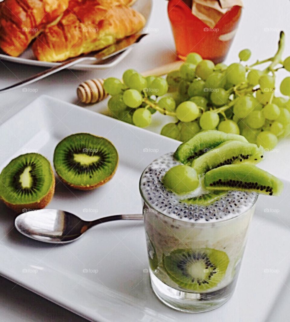 Porridge oats with kiwi fruit and honey 