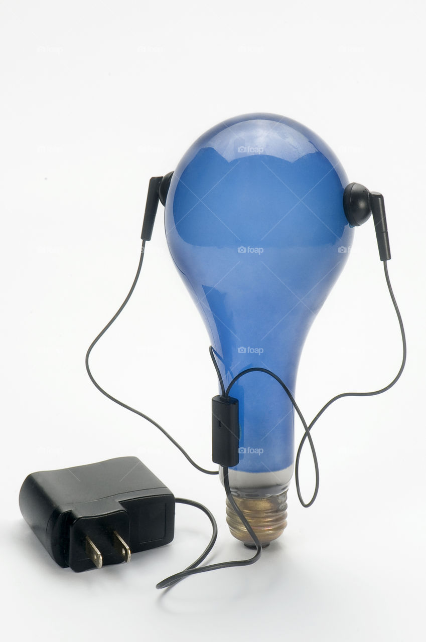 Audifonos blue bulb on white background