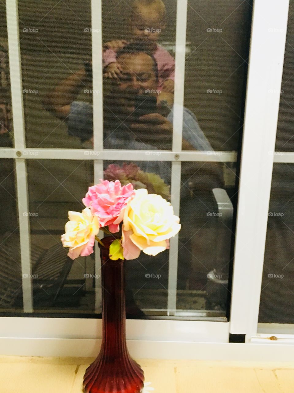 Olha que foto legal: pai e filha fotografando as flores no espelho. Saímos no reflexo. 