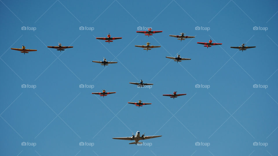 airplanes flying in unison in airshow