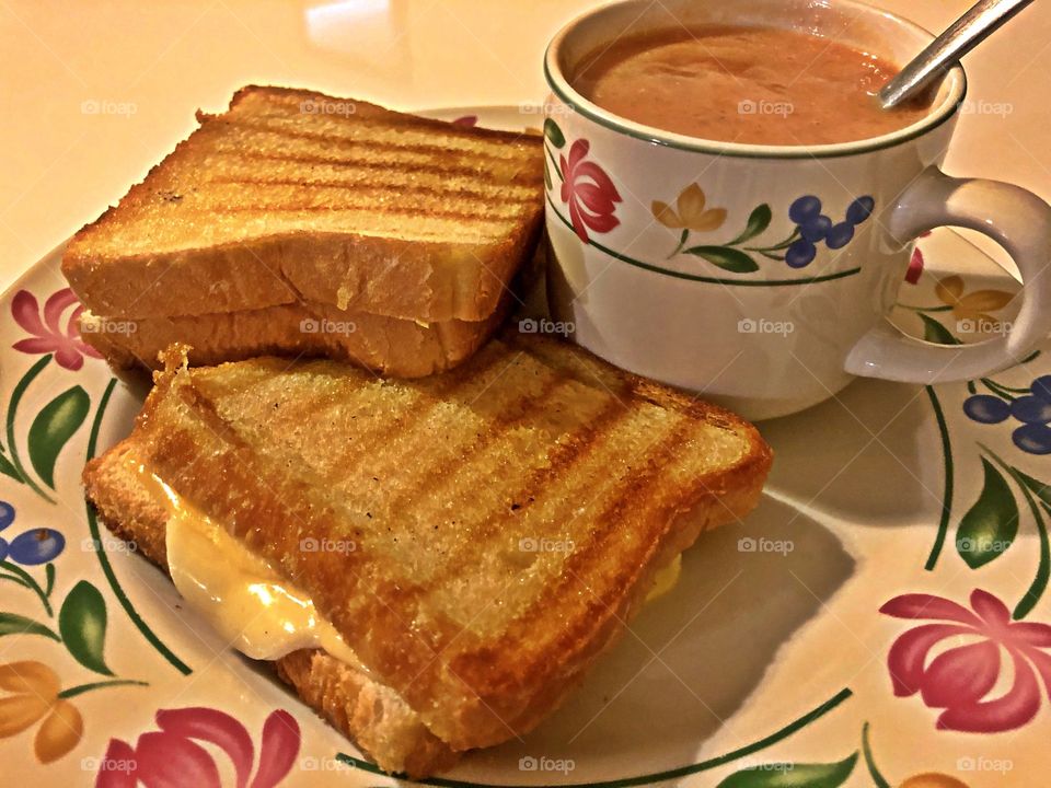 Grilled cheese sandwiches and tomato soup ala yum