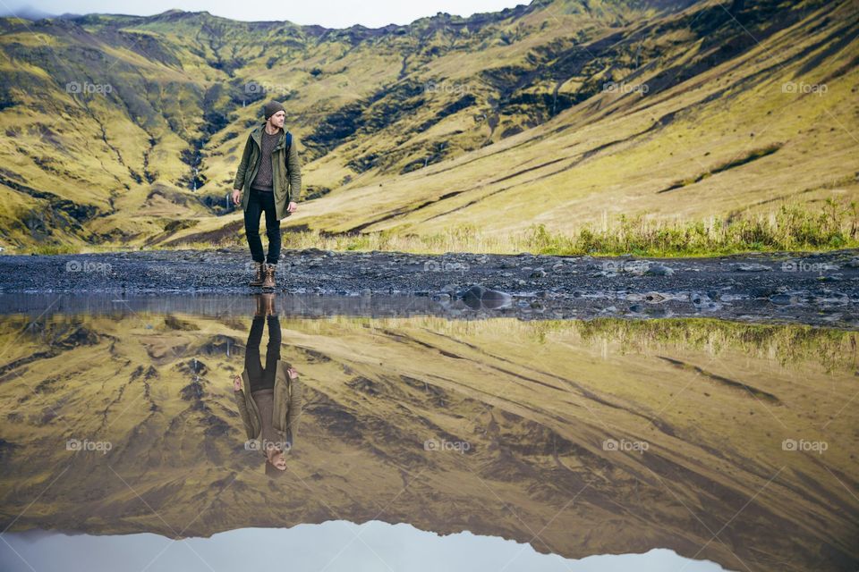 Reflejo de un hombre en un lago
