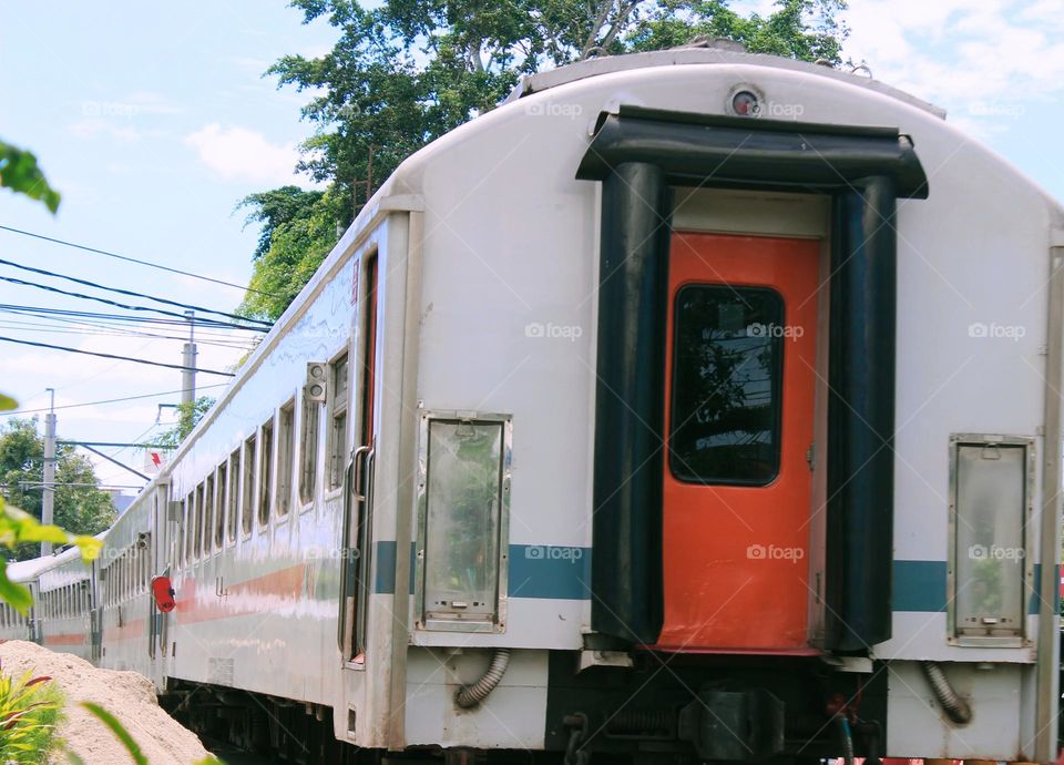 the train passes, it looks like a series of train carriages at the rear and looks very sturdy because the train carriages are made of very strong steel.