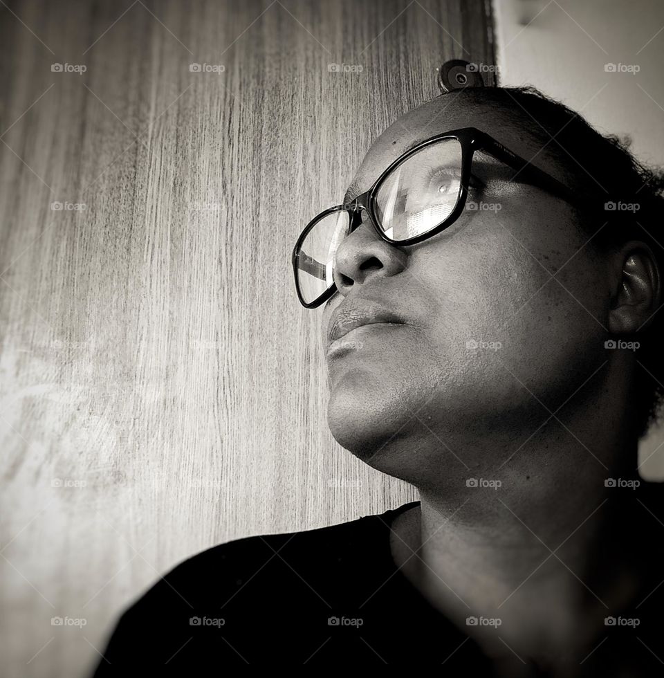 em preto e branco demostrando a nitidez e a simplicidade da foto , editada de uma forma natural .