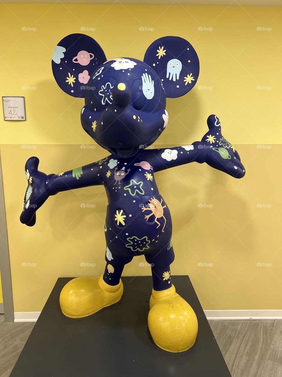 Big Micky mouse statue 