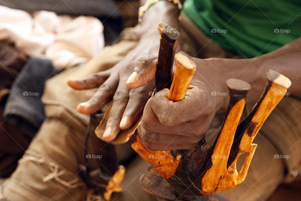 The ebony wood, which is imported from southern Sudan, is considered to be the best wood in the ceramics industry, which has benefited the people of South Sudan and the market of ceramics and handicrafts from the popular markets of tourists in Sudan