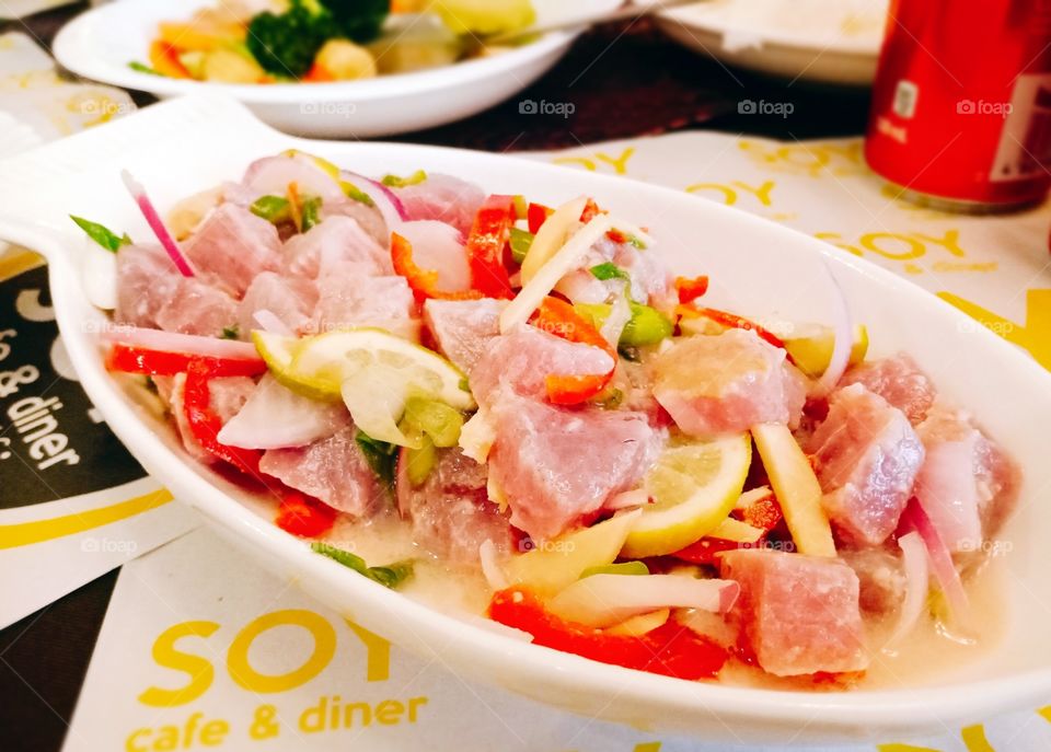 Spicy Fish Kinilaw 🐟

Traditional Filipino appetizer, or pulutan (finger food)🍺. Fresh cubed tuna fish, vinegar, ginger, onion, chili peppers, spring onions, juice of tabon-tabon fruit, and biasong 🍋(wild citrus native to the Philippines).
