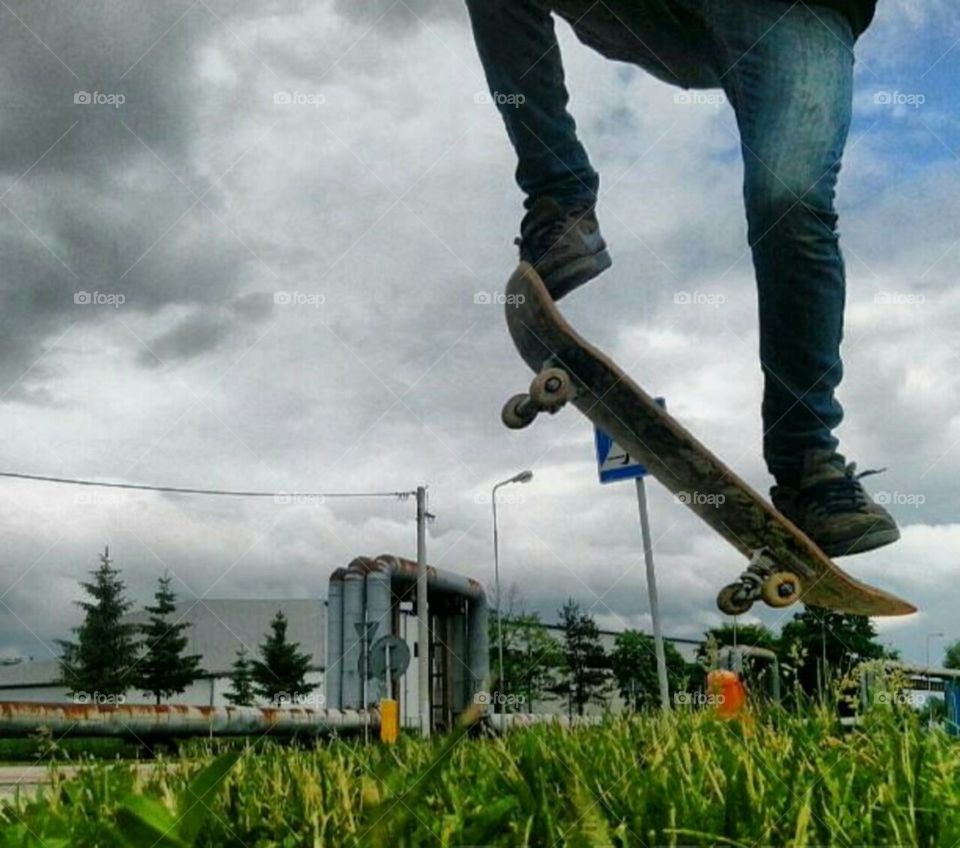 skate jump grass