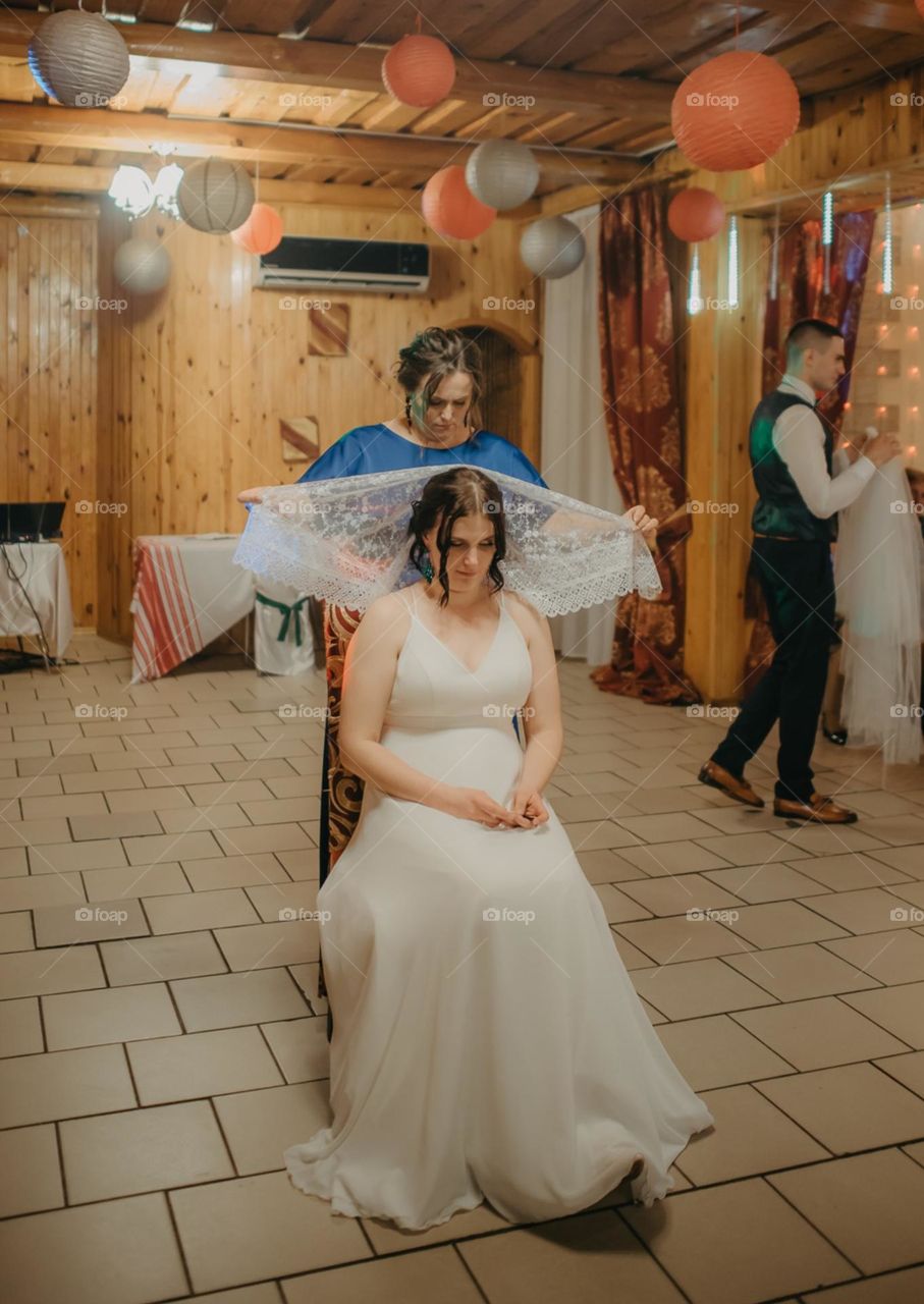 Removing the veil from the bride