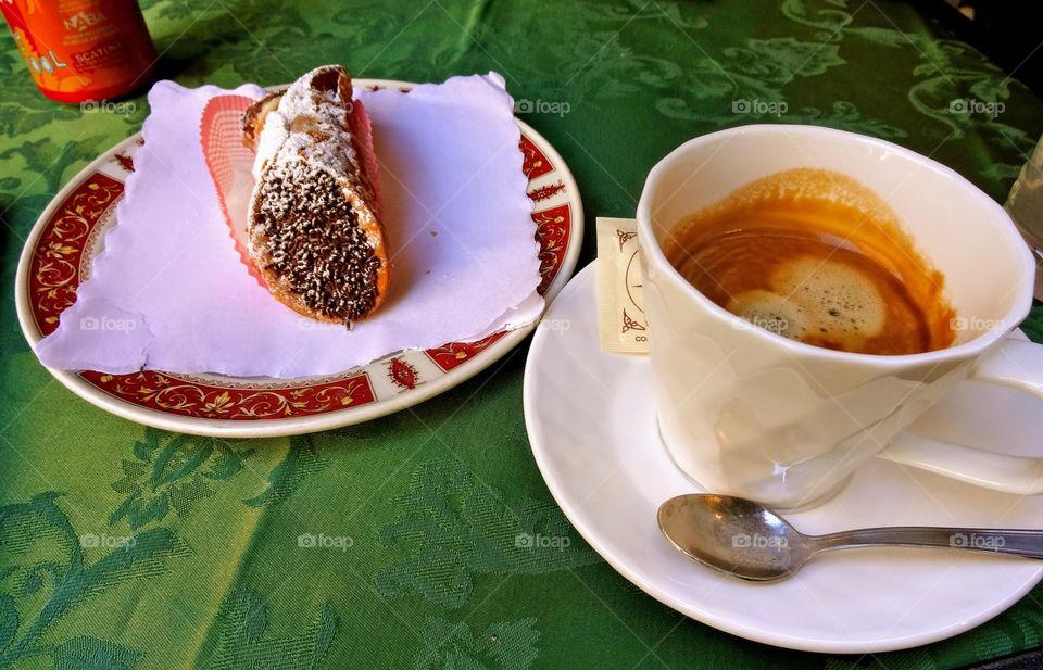 Cannoli & coffee 