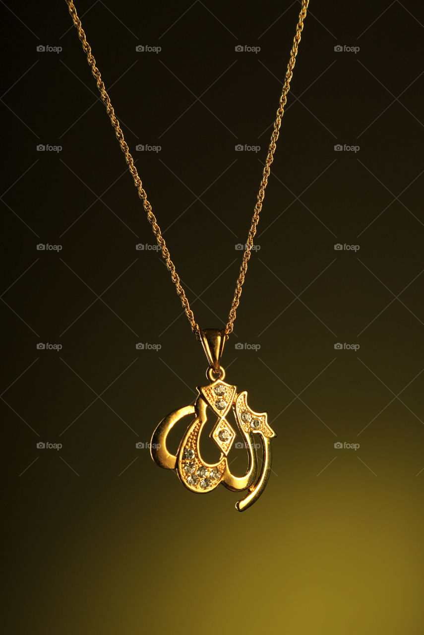 Pendant with Allah on it, Islamic text. Gold pendant with chain.