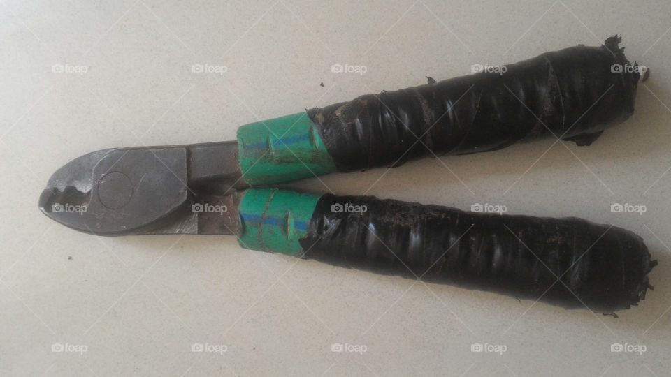 Easy-to-grip cable cutting and peeling pliers