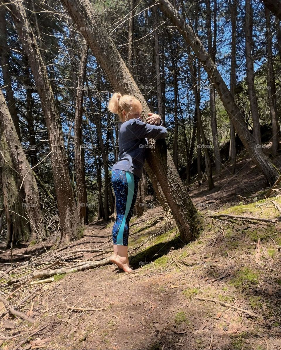 Mujer abrazando un árbol 