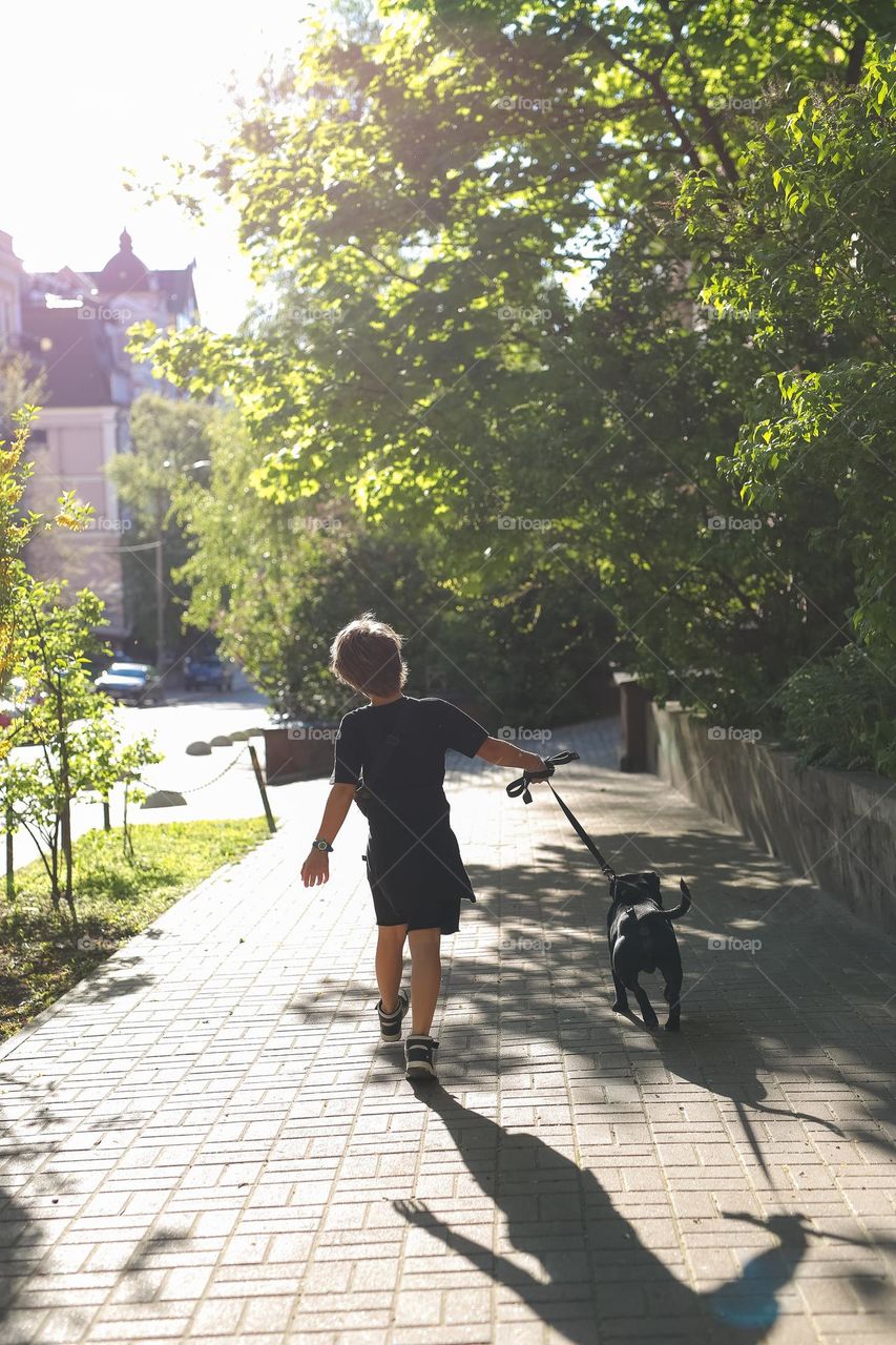 a boy of eight years in danger, walks the streets of the city with his beloved dog, friends