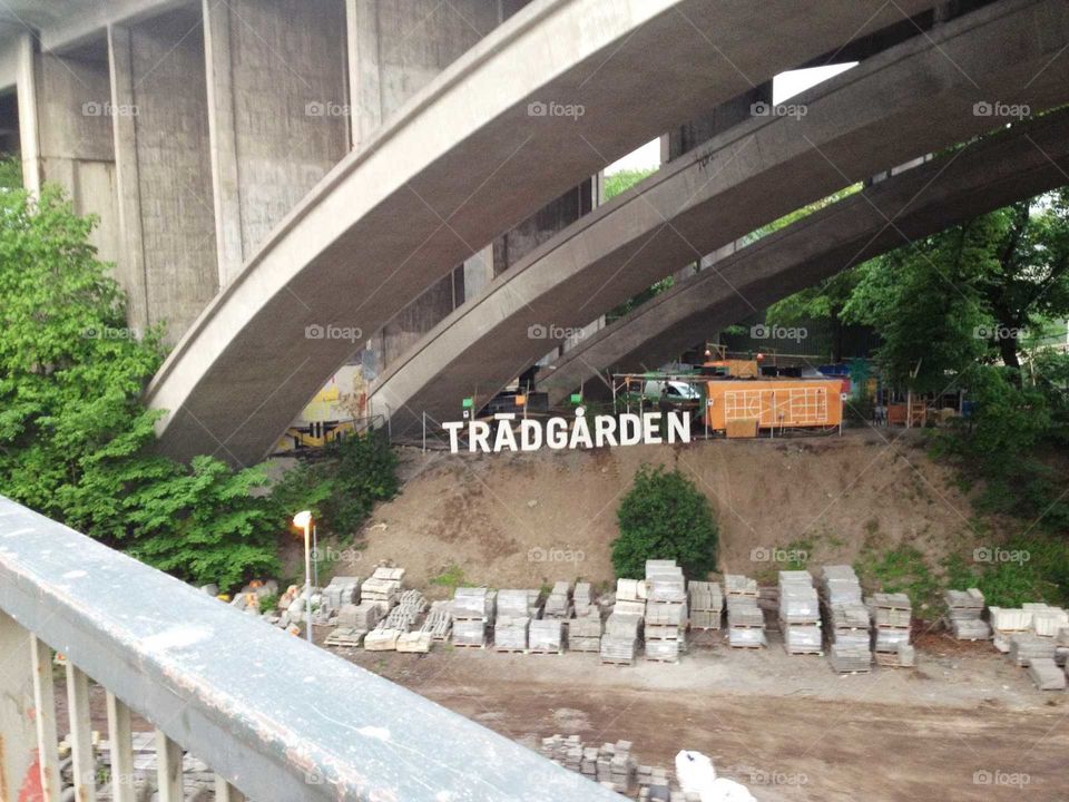 "Trädgården". The name of an undergroundish collective of clubs built by Hipsters under the southern bridges on a semi-industrial demolition-lot.