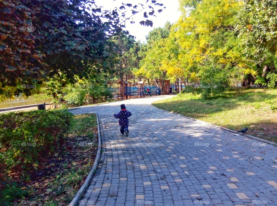 the child walks in the park ребёнок гуляет по парку