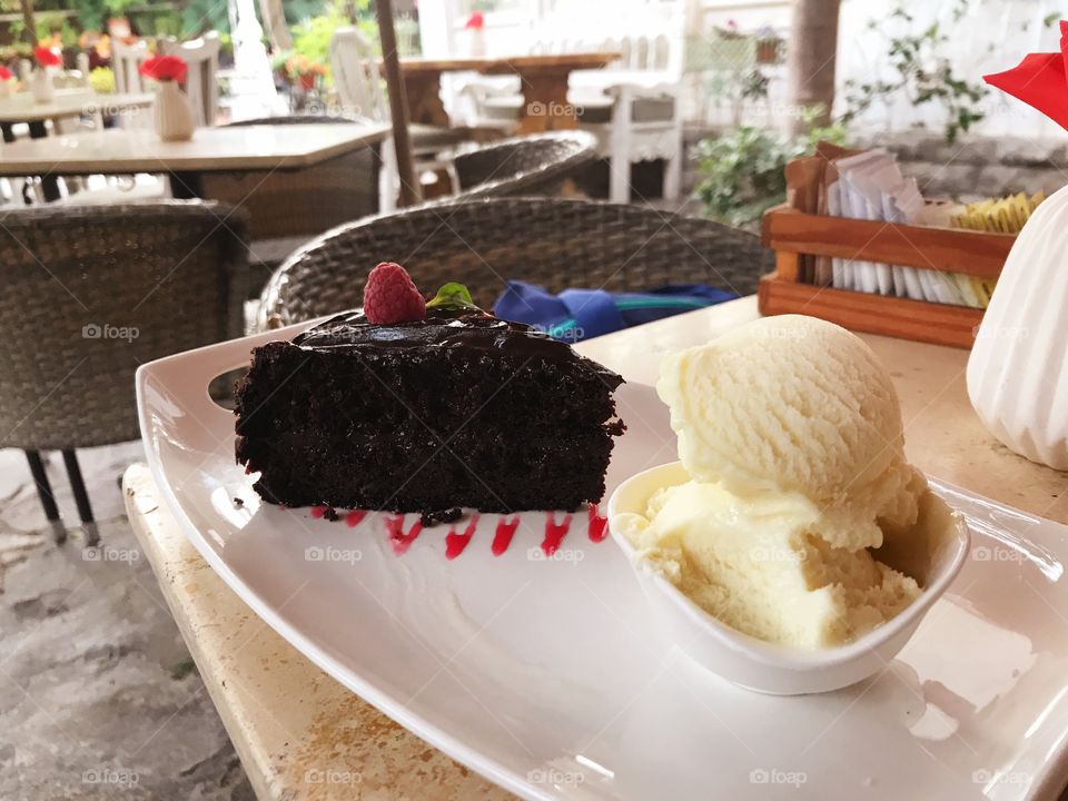 Chocolate Cake with vanilla ice cream 