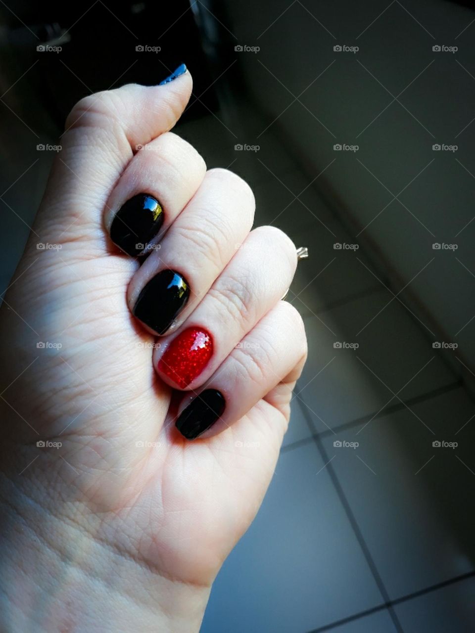 Esmalte preto.
