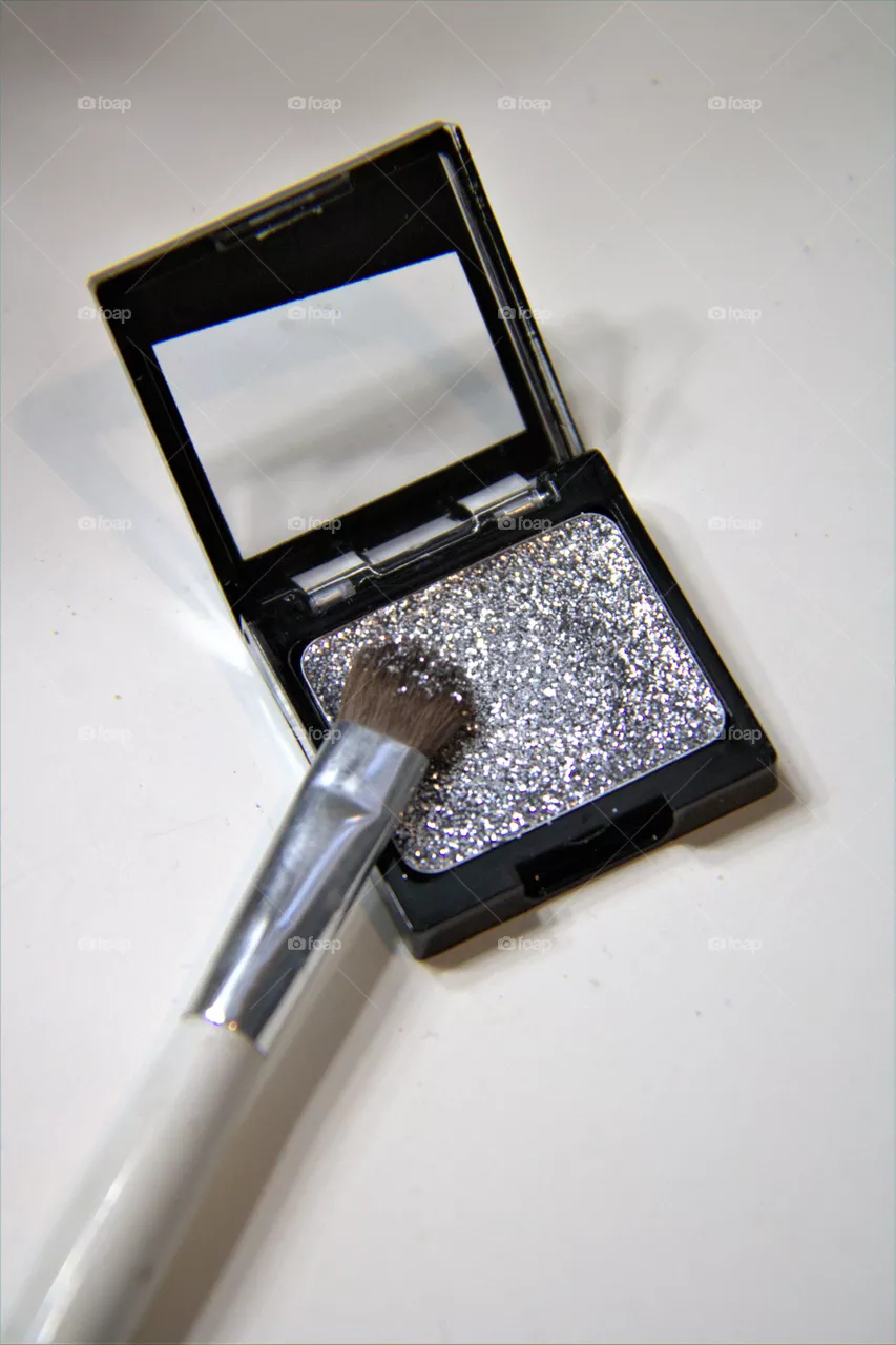 Siler Shimmering Eye Shadow & Brush